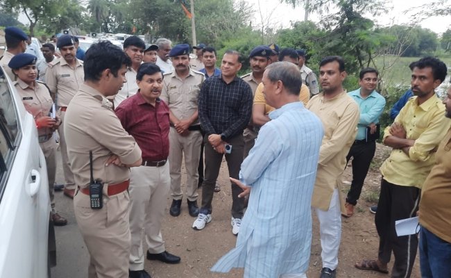 मंत्री श्री सखलेचा ने सरवानिया महाराज में कलेक्टर एवं एसपी के साथ लिया

मुख्यमंत्री जी के कार्यक्रम की तैयारियों का जायजा
हेलीपेड, सभा स्थल और रोड शो मार्ग का किया अवलोकन